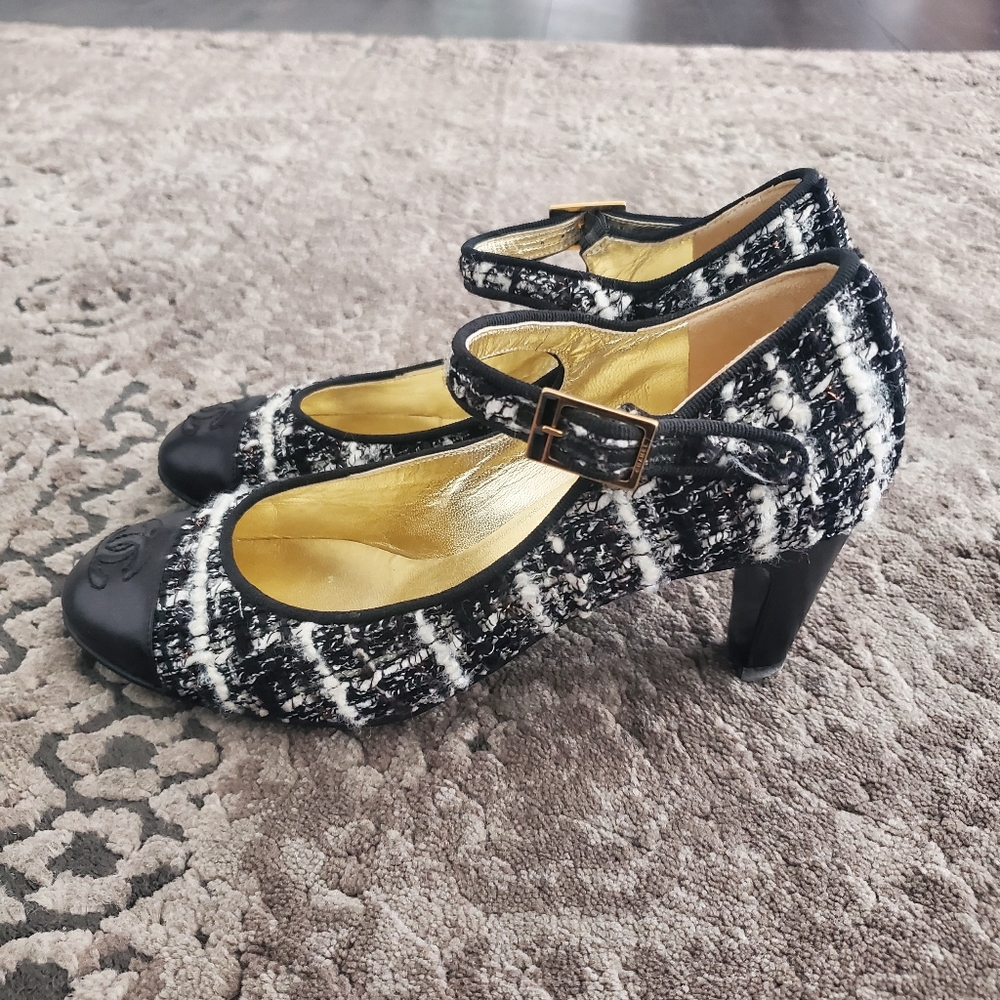 Chanel Black/White Tweed Mary Jane Cap Toe Pumps 35 - Picture 8 of 12